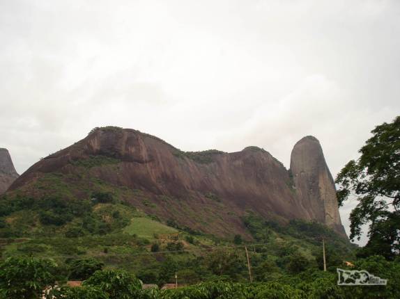 A famosa Pedra do Camelo, a mais conhecida na região de Pancas, nos Pontões Capixabas, noroeste do Espírito Santo (foto de Dez/2008)